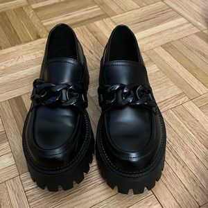 CHUNKY BLACK STEVE MADDEN LOAFERS WITH BLACK ACRYLIC CHAIN